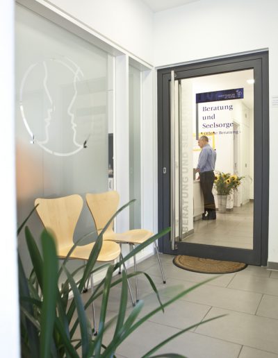 Der Eingangsbereich der Beratungsstelle. Durch die Glastür kann man in den Empfangsbereich sehen.
